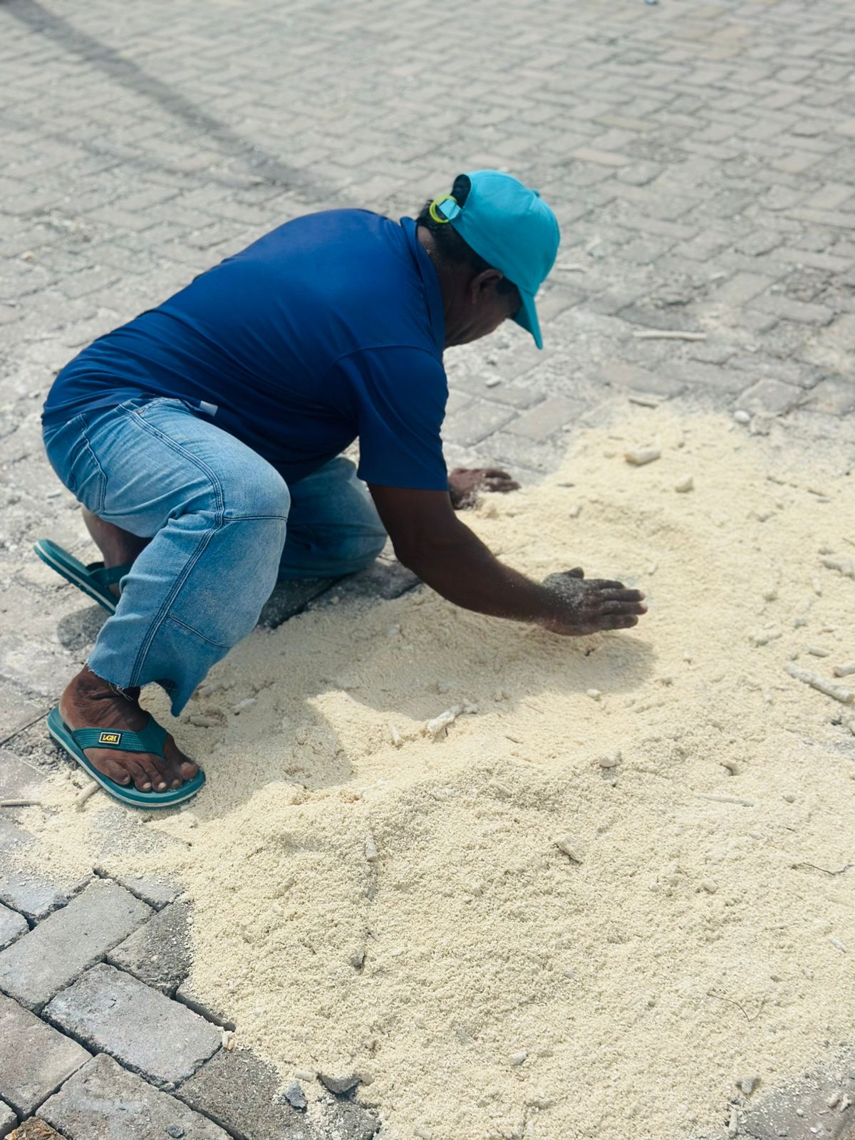 ޖެޓީ ޕޭވްމަންޓް ހަލާކުވެފައިވާ ގައުތައް ނަގައި އަލުން އައު ގައު އަތުރާ މަރާމާތުކުރުން 