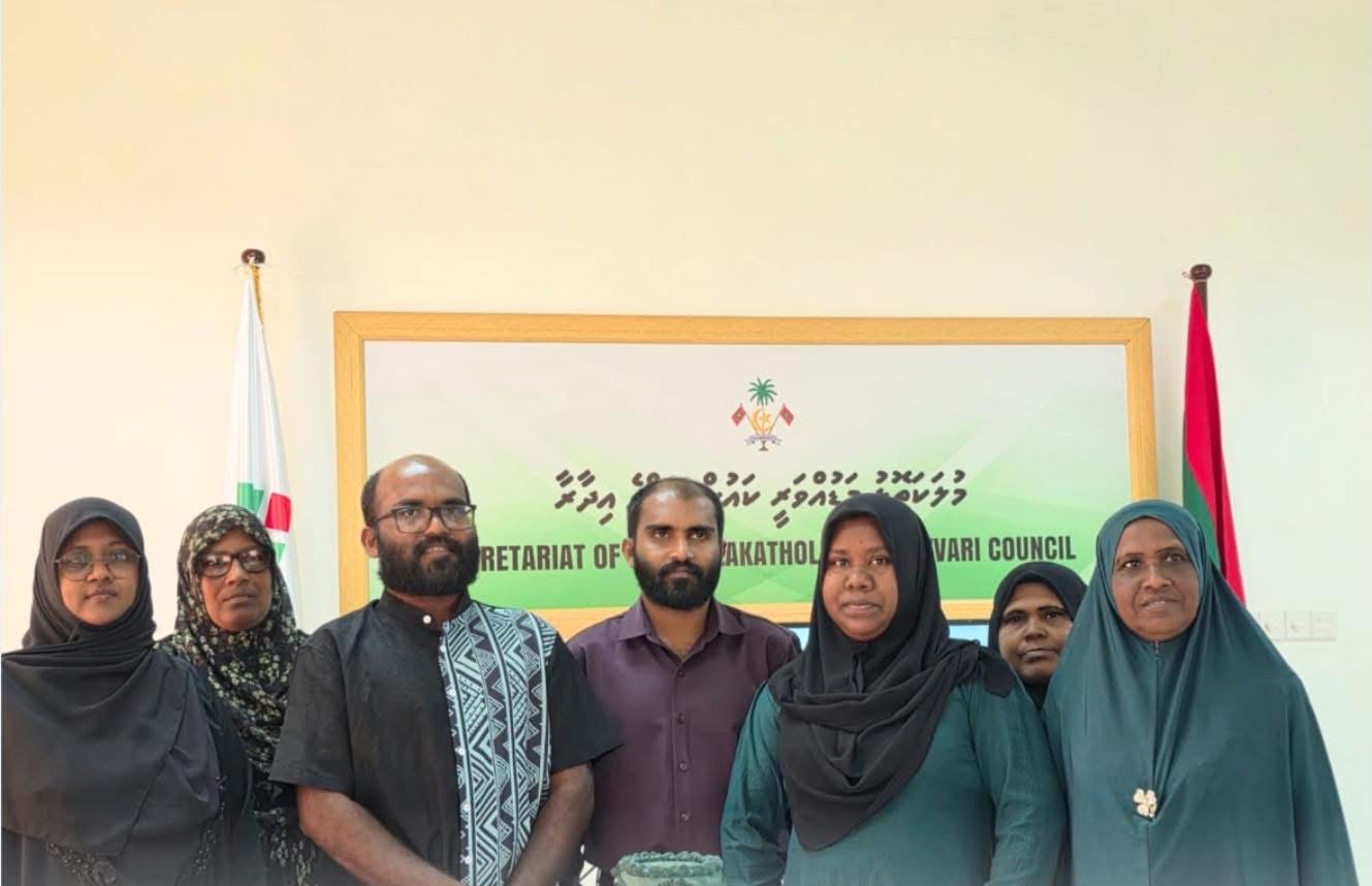 މ. މަޑުއްވަރި ކައުންސިލް އިދާރާގެ މުވައްޒަފުންގެ ފަރާތުން 04 ވަނަ ދަޢުރުގެ ކައުންސިލް މެމްބަރުން އަދި ކައުންސިލްގެ އަންހެނުންގެ ތަރައްޤީއަށް މަސައްކަތްކުރާ ކޮމިޓީގެ މެމްބަރުންގެ ޚިދުމަތް ފާހަގަކޮށް އަގުވަޒަންކުރުމުގެގޮތުން ކުރިޔަށް ގެންދެވުނު ހަރަކާތް