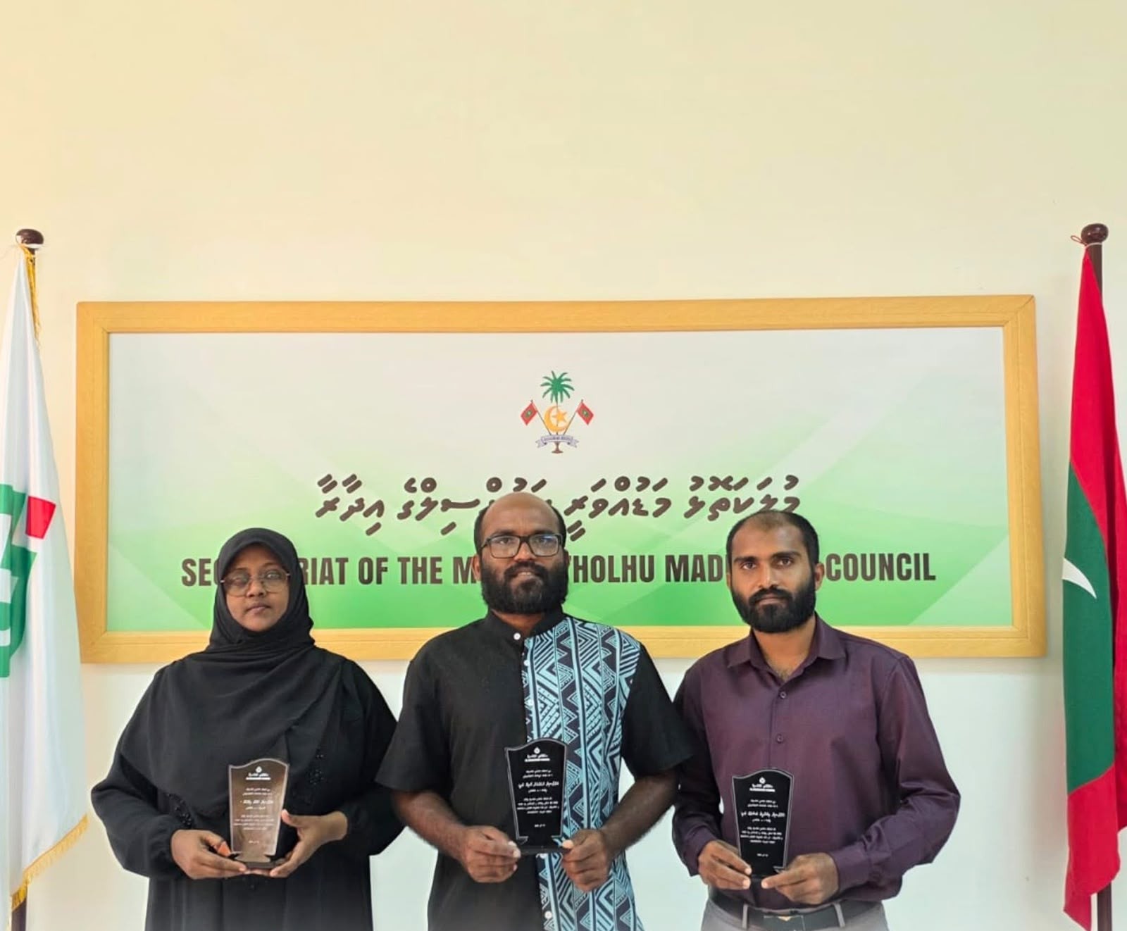 މ. މަޑުއްވަރި ކައުންސިލް އިދާރާގެ މުވައްޒަފުންގެ ފަރާތުން 04 ވަނަ ދަޢުރުގެ ކައުންސިލް މެމްބަރުން އަދި ކައުންސިލްގެ އަންހެނުންގެ ތަރައްޤީއަށް މަސައްކަތްކުރާ ކޮމިޓީގެ މެމްބަރުންގެ ޚިދުމަތް ފާހަގަކޮށް އަގުވަޒަންކުރުމުގެގޮތުން ކުރިޔަށް ގެންދެވުނު ހަރަކާތް
