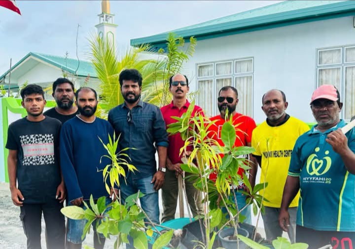 2026 ވަނަ އަހަރުގެ ދުނިޔޭގެ ތިމާވެށިގެ ދުވަސް ފާހަގަކުރުމަށް ކައުންސިލްގެ ފަރާތުން ކުރިޔަށް ގެންގޮސްފައިވާ ގަސް އިންދުމުގެ ހަރަކާތް އަދި އ.ތ.މ ކޮމިޓީގެ ފަރާތުން ކުރިޔަށްގެންދިޔަ ރަށުގެ ހޭޅިފަށް ސާފުކުރުމުގެ ހަރަކާތް