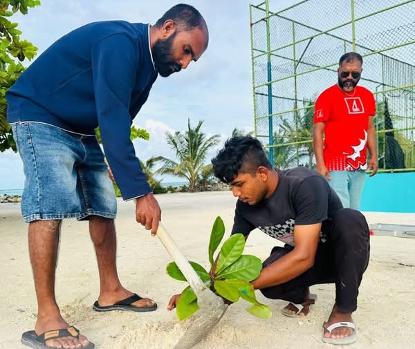 2026 ވަނަ އަހަރުގެ ދުނިޔޭގެ ތިމާވެށިގެ ދުވަސް ފާހަގަކުރުމަށް ކައުންސިލްގެ ފަރާތުން ކުރިޔަށް ގެންގޮސްފައިވާ ގަސް އިންދުމުގެ ހަރަކާތް އަދި އ.ތ.މ ކޮމިޓީގެ ފަރާތުން ކުރިޔަށްގެންދިޔަ ރަށުގެ ހޭޅިފަށް ސާފުކުރުމުގެ ހަރަކާތް